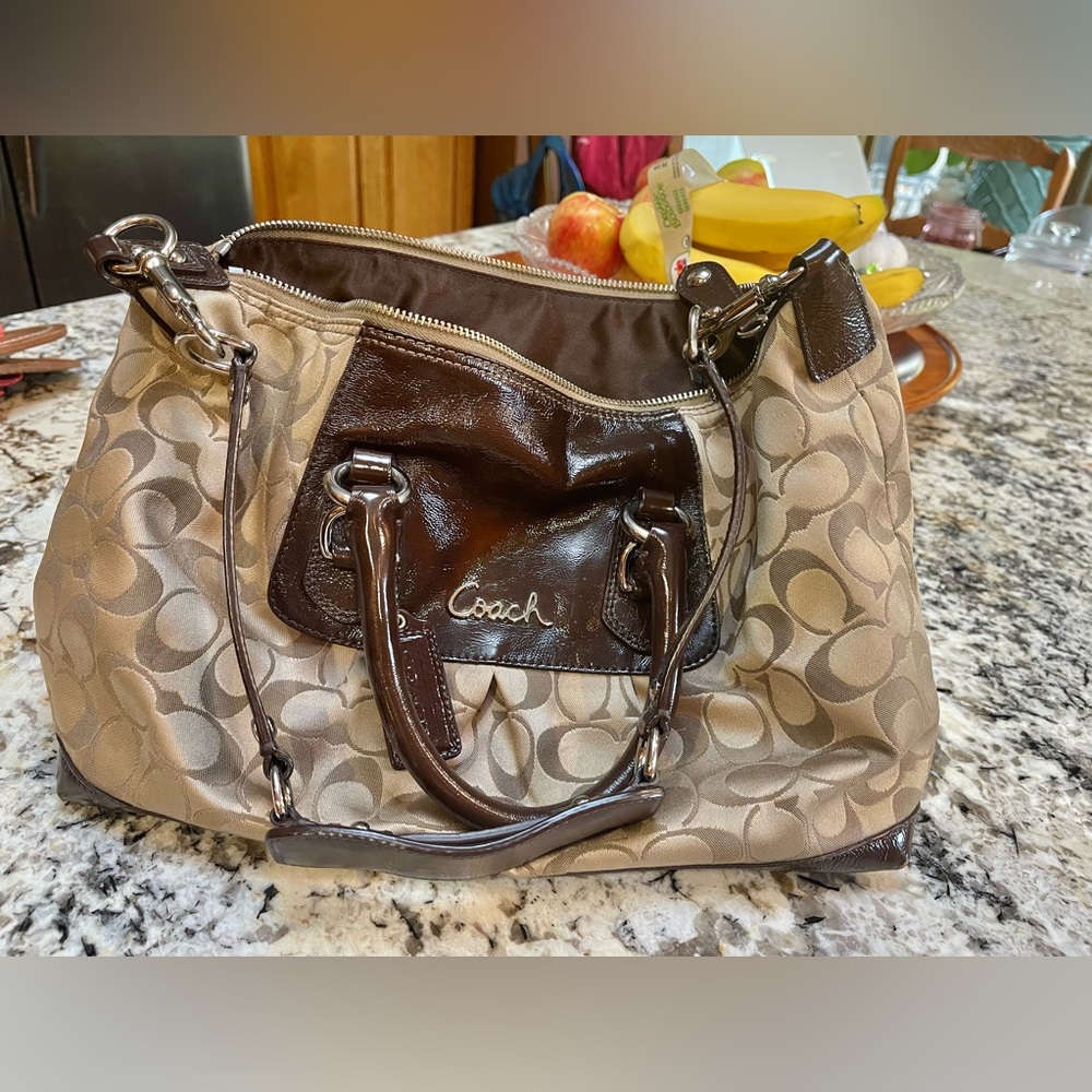 Coach shoulder bag very gently used beautiful